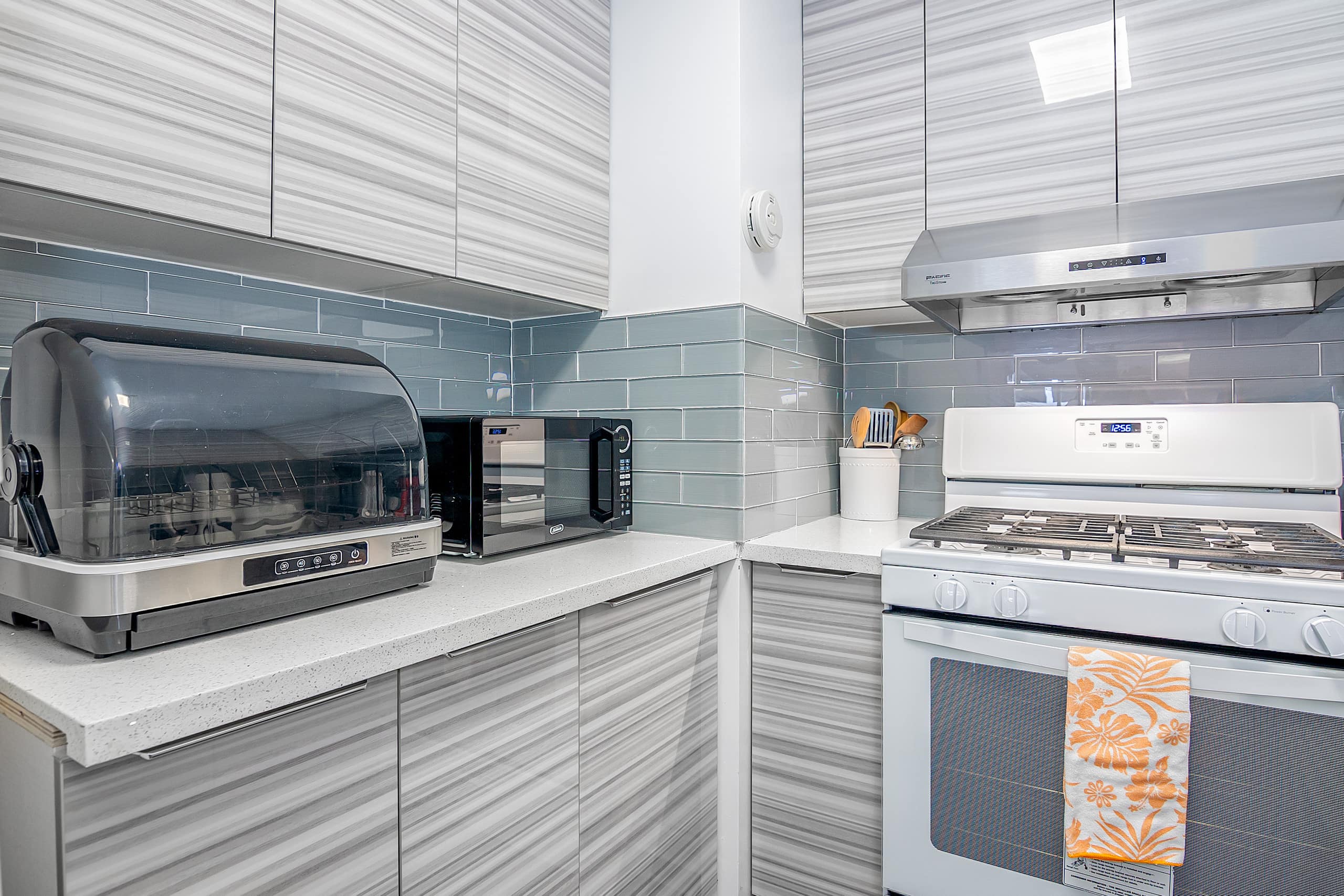 Condo in Honolulu · ★4.83 · 3 bedrooms · 6 beds · 2 private baths - Image 10
