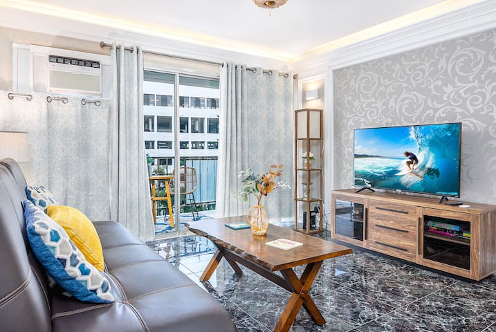 0.1 mile to Beach 2B+Den/2B/6 Beds/Parking /condo