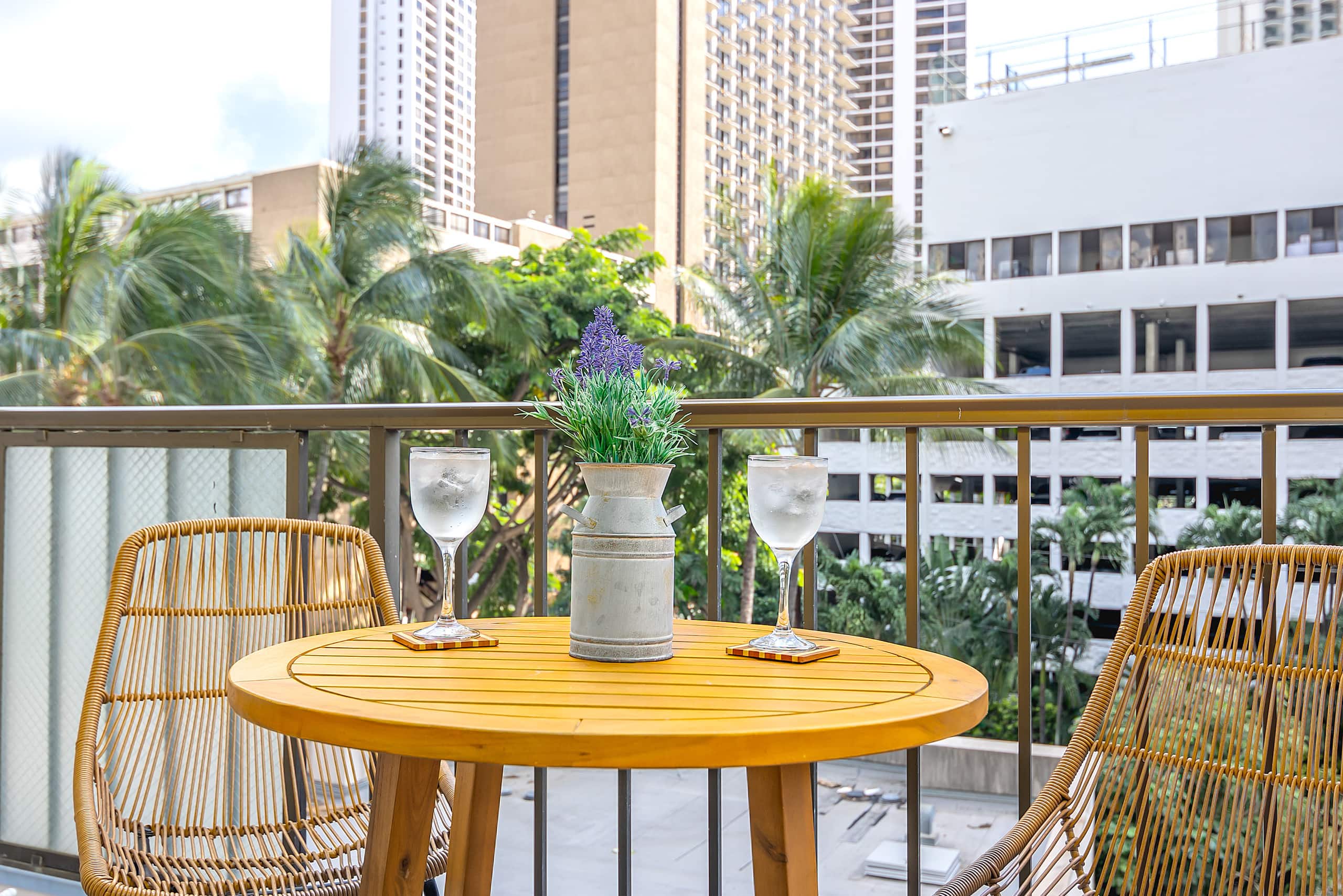 Condo in Honolulu · ★4.83 · 3 bedrooms · 6 beds · 2 private baths - Image 38