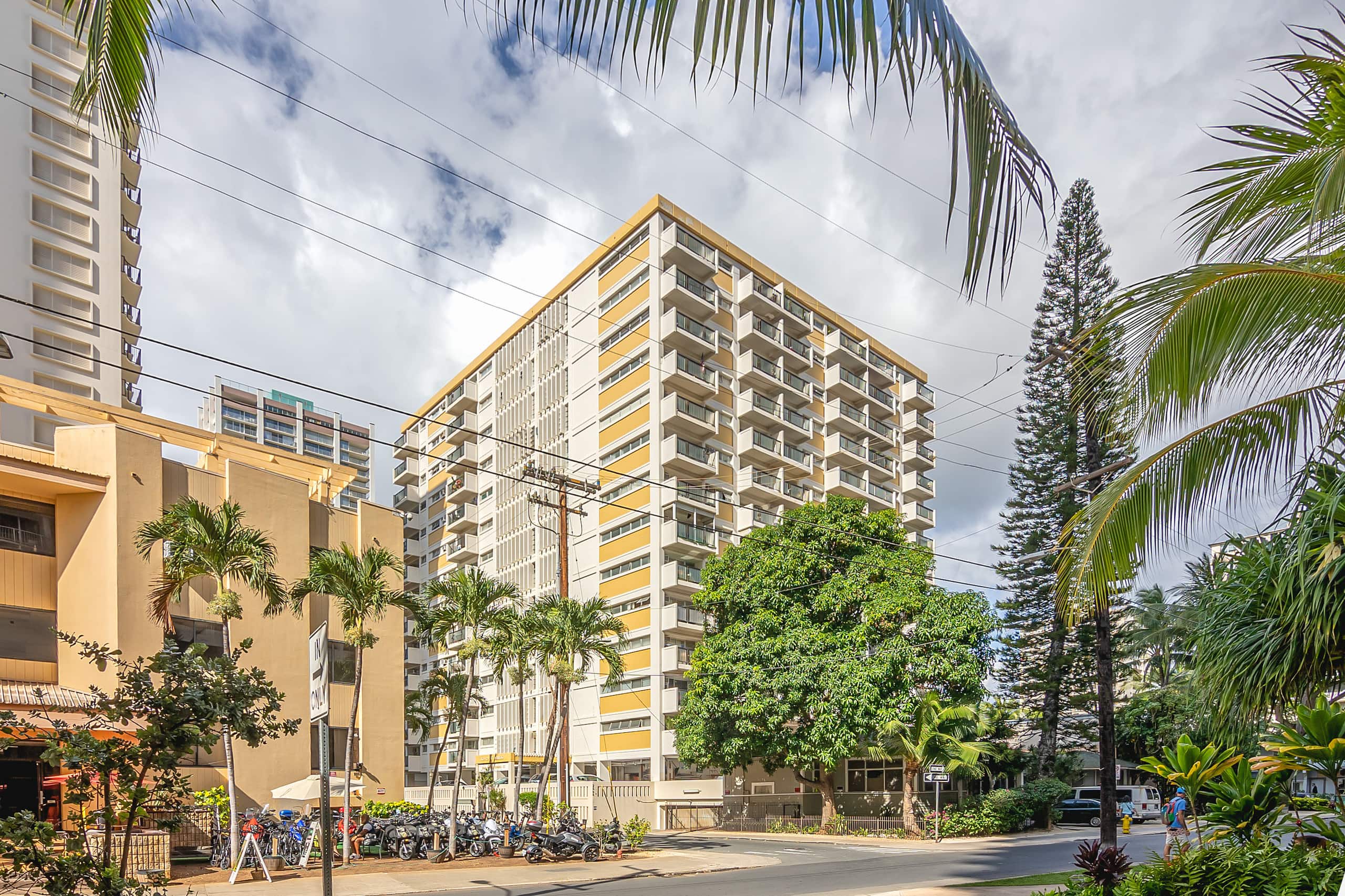 Condo in Honolulu · ★4.83 · 3 bedrooms · 6 beds · 2 private baths - Image 44