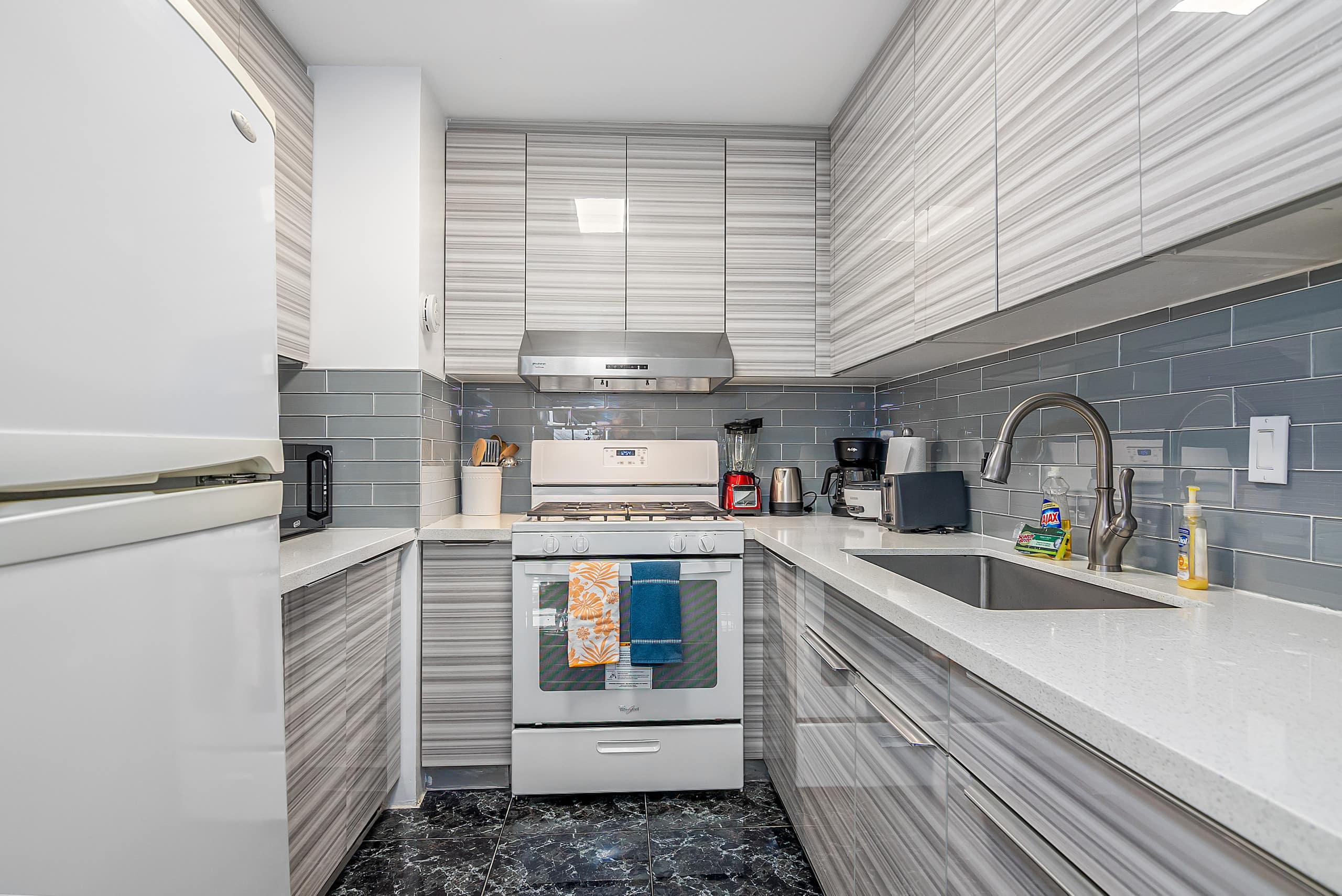 Condo in Honolulu · ★4.83 · 3 bedrooms · 6 beds · 2 private baths - Image 11