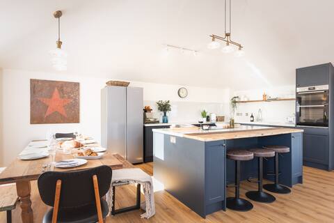NEW - Coastal cottage in Lyme Regis, hot tub