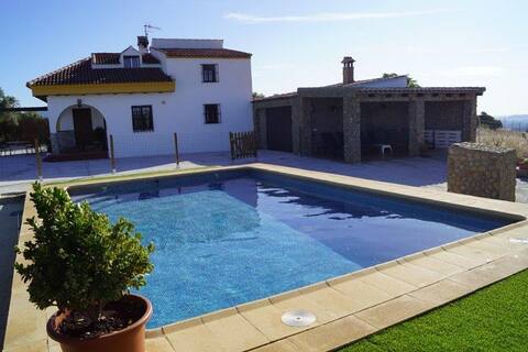 Cottage with pool and 4 bedrooms.