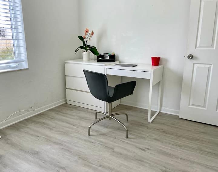 Spazio ufficio di 3ª stanza con divano letto