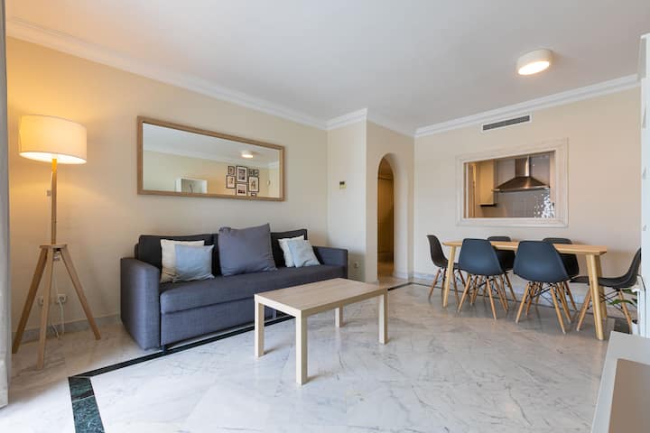 Mesa de comedor y sofá cama en el salón