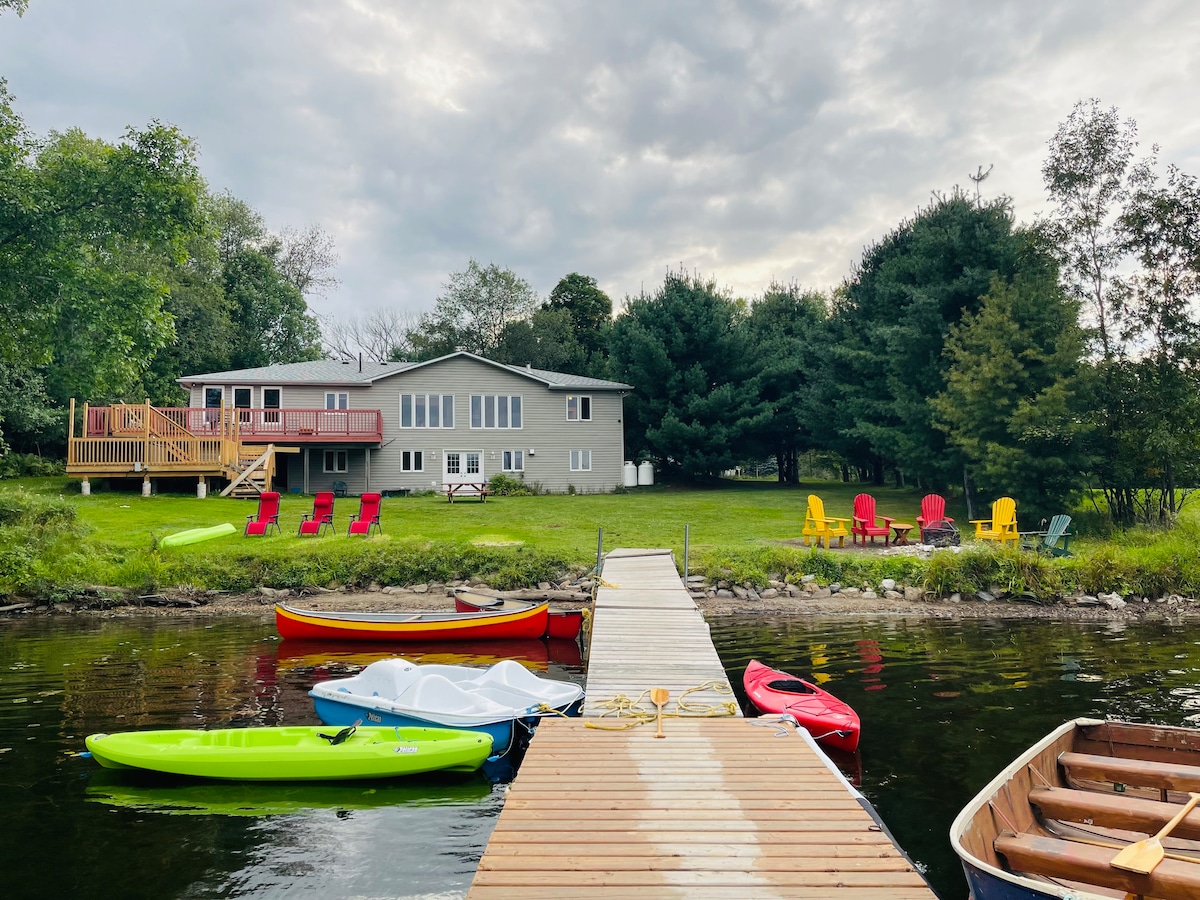 Lakefront, hot tub, boating, fishing, snowmobile Cottages for Rent in
