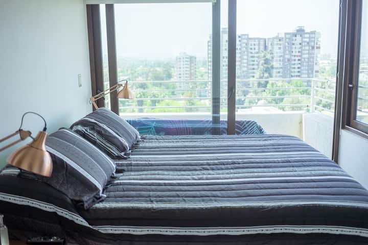 Pieza Matrimonial en Suite, Cama Queen, Vista Oriente, Balcón Independiente