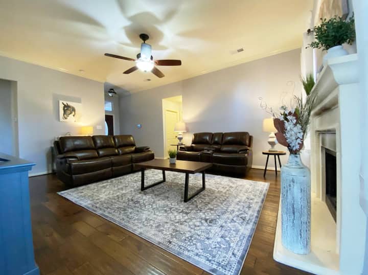 Home. Large Family Space, 4bdr, Outfitted Kitchen - Denton, TX