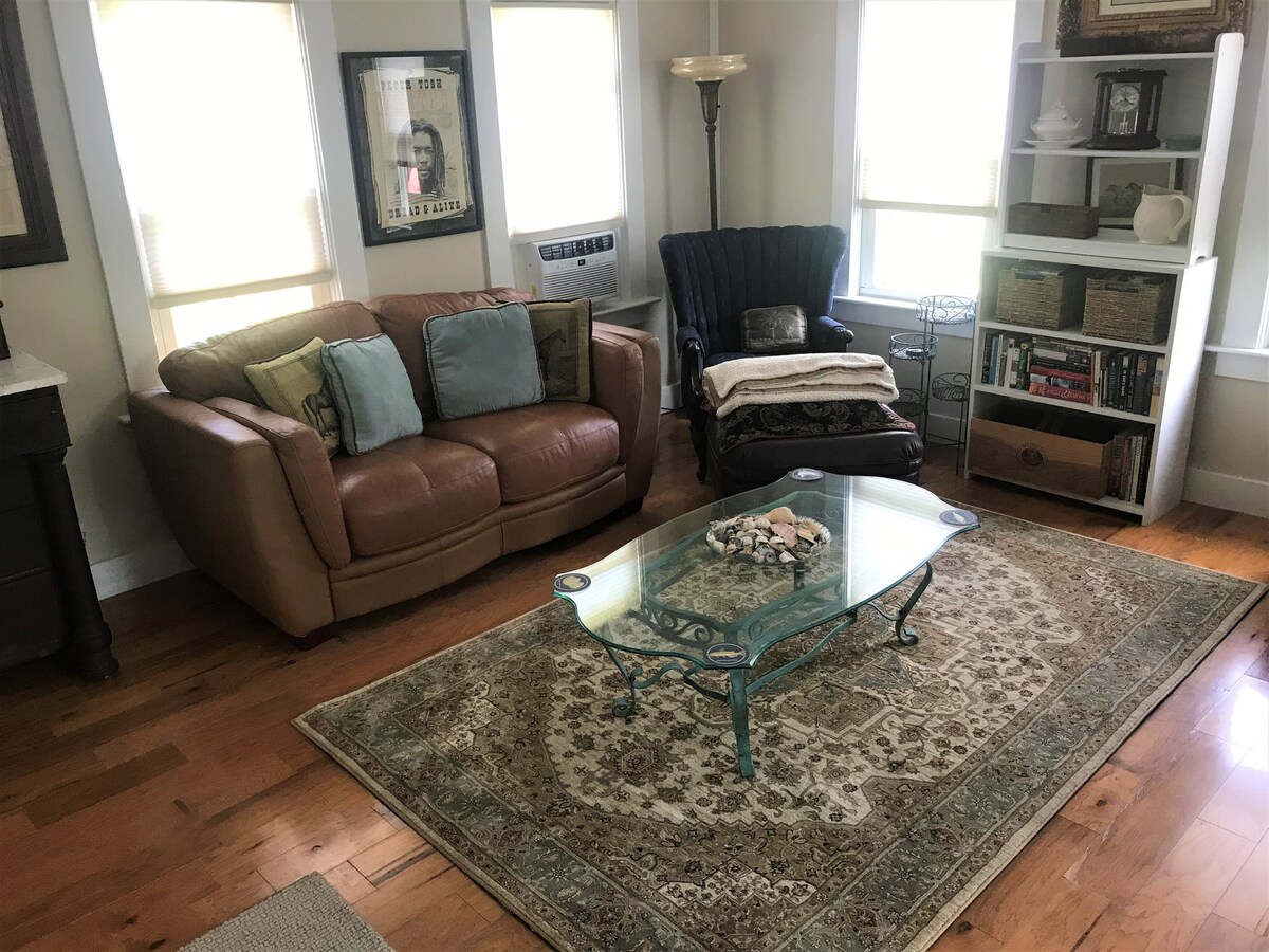 可坐着看智能电视、玩游戏或阅读。 