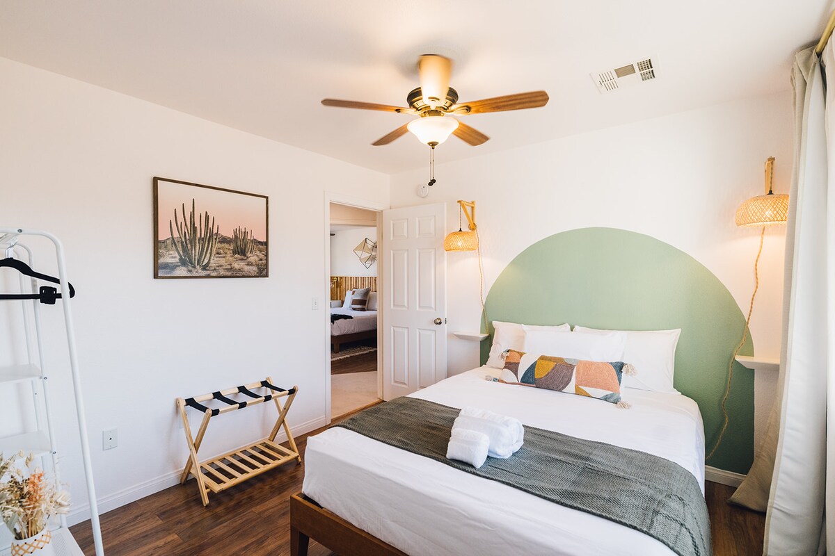 Chumba hiki cha kulala kina godoro la kulala la Helix lenye starehe sana, lenye ukubwa wa malkia na rafu ya nguo ili kuhifadhi vitu vyako vyote wakati wa ukaaji wako. 