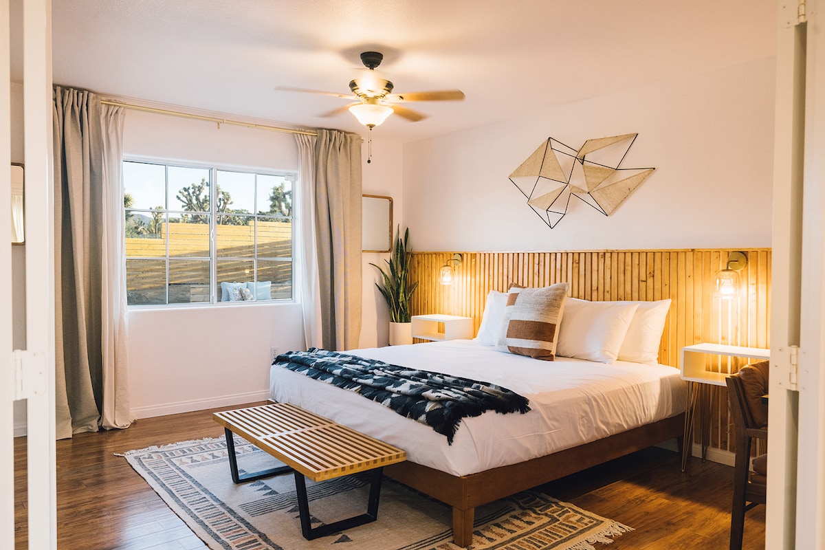 Chumba kikuu cha kulala kilibuniwa kuleta zen nje ndani ya nyumba kwa kutumia vitu vya asili vya mbao. Godoro hili la Helix Sleep lina ukubwa wa kifalme na lina starehe sana. Ukiwa na mandhari ya kupendeza, utavutiwa na mwito wa jangwa.