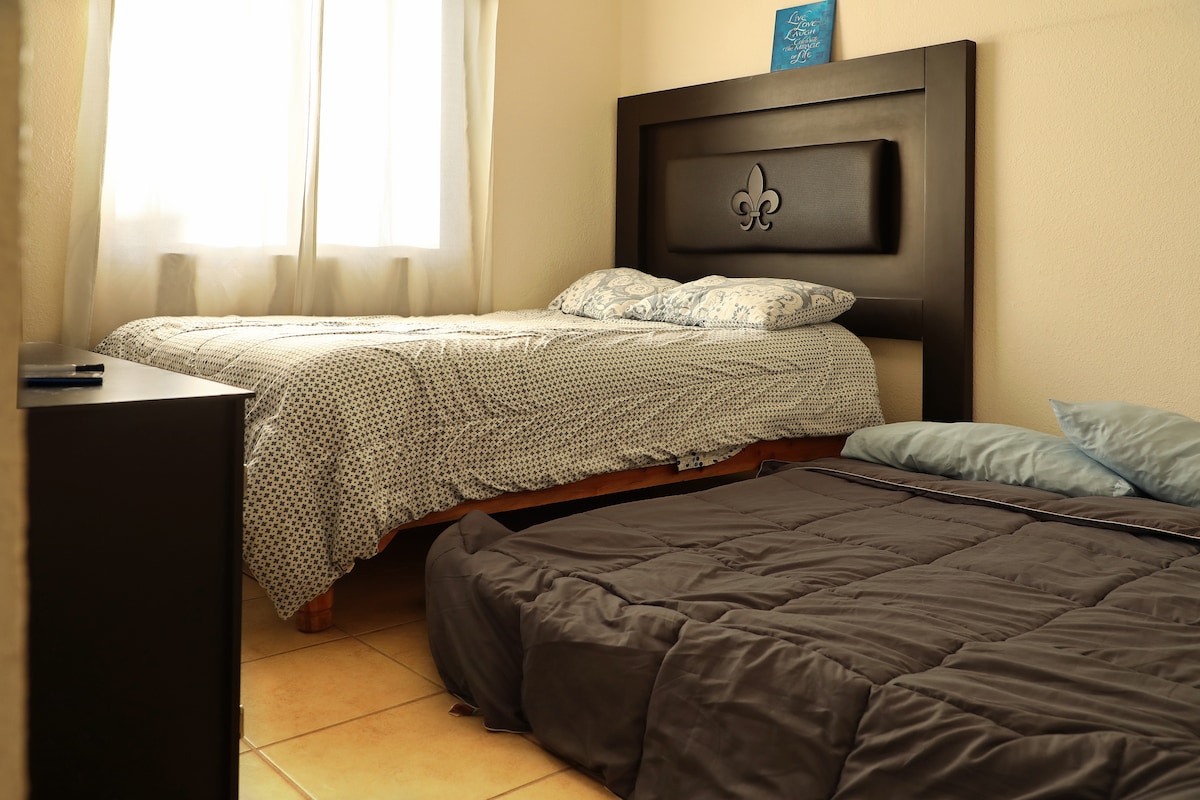 充气床垫也配备标准双人床，以防超过6人