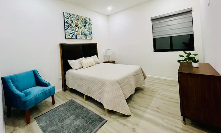 غرفة نوم بحجم كوين في الطابق الأول. مدخل خالٍ من الدرجات مع حمام كامل خاص