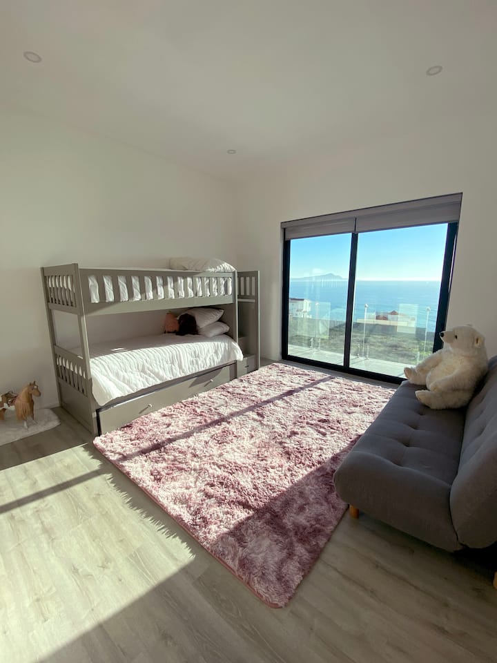 سرير بطابقين مع قاعدة سرير ثالثة قابلة للسحب