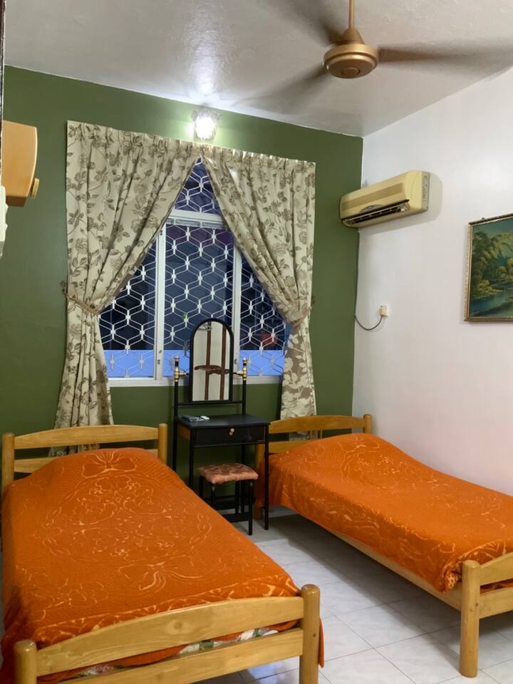 Dhoma 2 
- 2 krevate tek
- Ka banjë të bashkangjitur në lidhje me dhomën 1