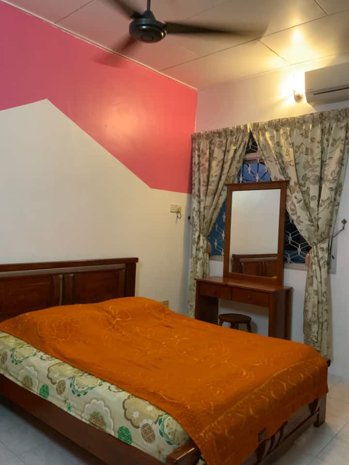 Dhoma 4
- 1 krevat master
- Ka banjë të bashkangjitur