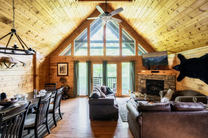 Smoky Bear Lodge | 4br/4ba, Hot Tub, Views - Gatlinburg, TN