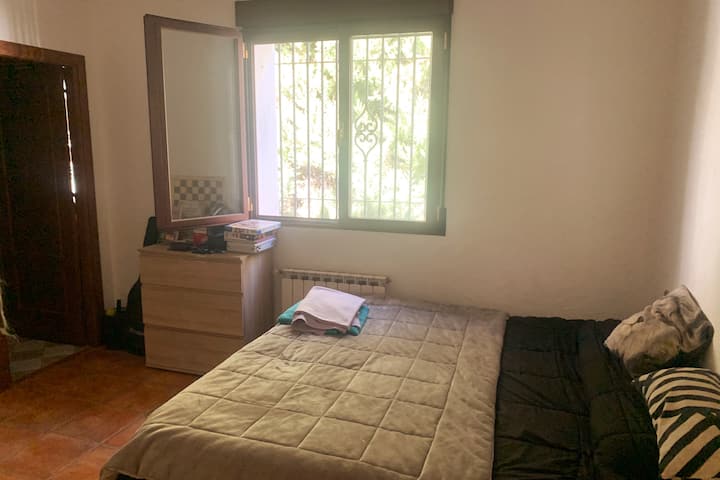 Spavaća soba 1 s bračnim krevetom i privatnom kupaonicom