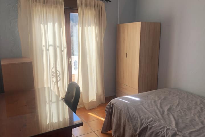 2. spavaća soba s radnim stolom i privatnom terasom