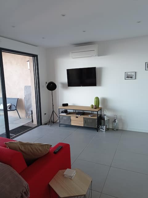 Annonce Airbnb populaire: Lovely apartment with sea view 50 m from the beach à Pietrosella