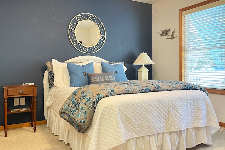 Dormitorio 3 en el nivel principal [junto a la cocina].  ¡Perfecto para huéspedes que no pueden hacer muchas escaleras, ya que se encuentra en el mismo nivel que la sala de estar, cocina y comedor!