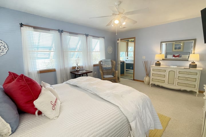 Dormitorio principal con vista a la litera conectada.  ¡Perfecto para que los padres mantengan a sus hijos cerca pero tengan una puerta para la privacidad necesaria!