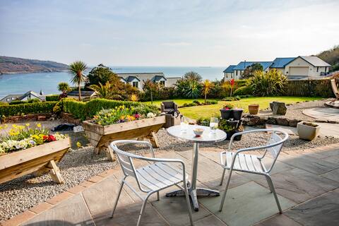 Adorable 1 bed apartment with sea views & parking