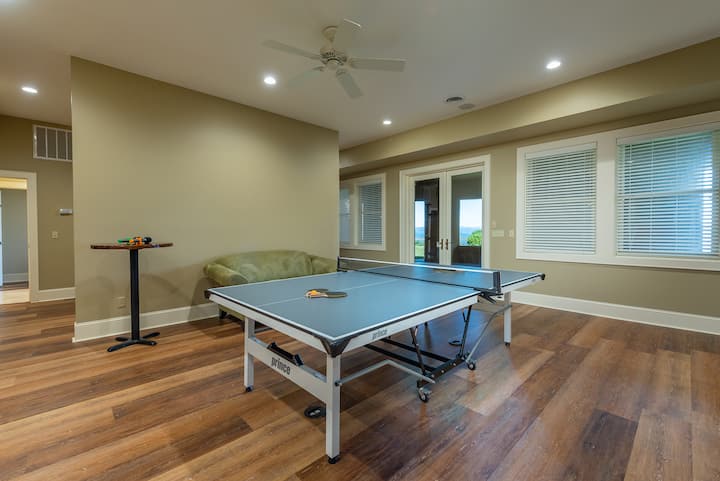 Niži prostor za opuštanje sa stolom za stolni tenis, 3 kompleta kreveta na kat, čajnom kuhinjom s umivaonikom, mini hladnjakom i saunom.