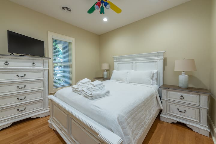 Glavna spavaća soba za goste s bračnim krevetom i zajedničkom kupaonicom s dizalicom i Jillom.