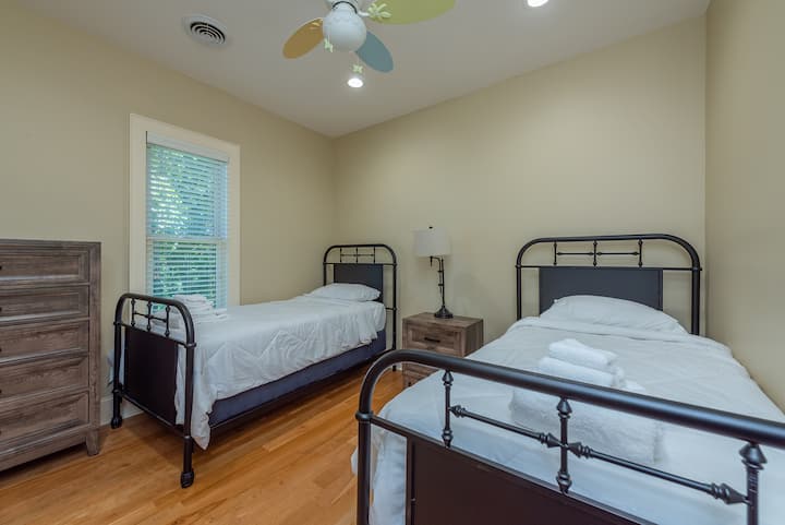 Glavna spavaća soba za goste (2) s bračnim krevetom, zajedničkom kupaonicom s dizalicom i Jill. 