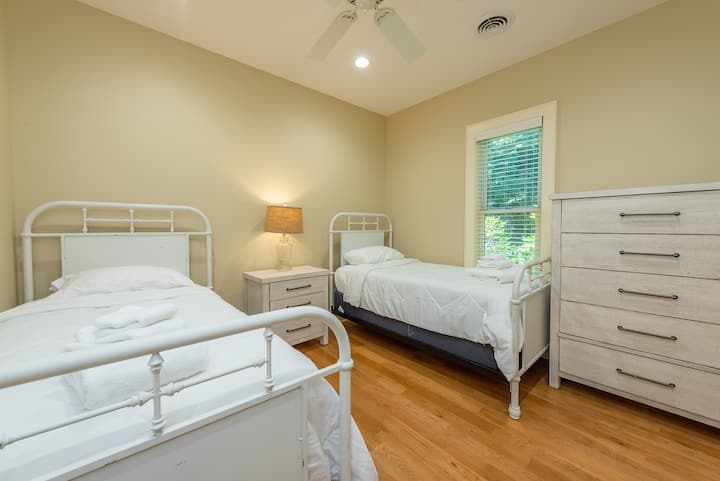 Glavna spavaća soba za goste (2) s bračnim krevetom, zajedničkom kupaonicom s dizalicom i Jill. 