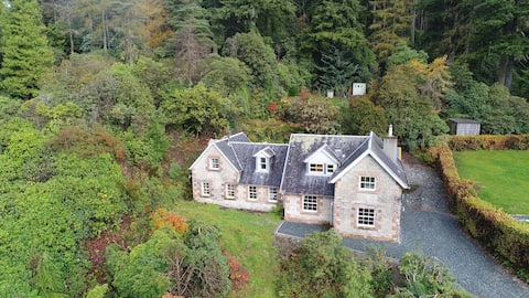 Eckford House relaxed, countryside house & hot tub