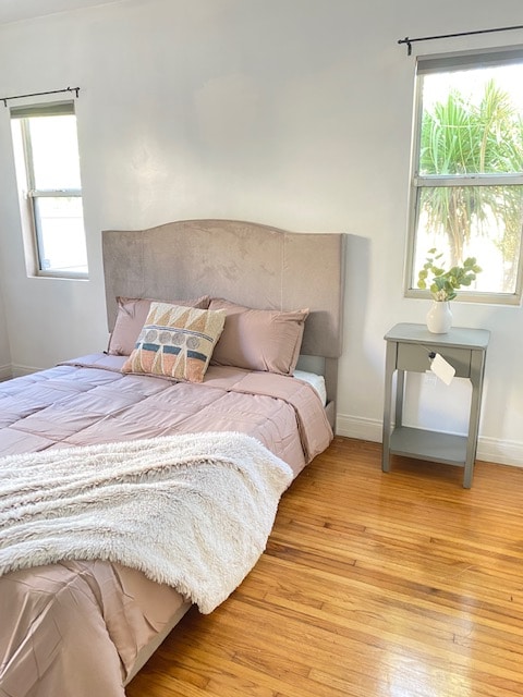 ห้องนอนด้านหลังมีตู้เสื้อผ้าสวยๆพร้อมชั้นวางของและทางเข้าห้องน้ำของแจ็ค/จิล