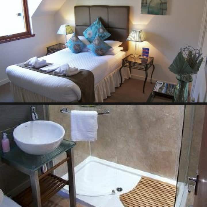 Компактна двокреветна соба - сопствена бања со туш