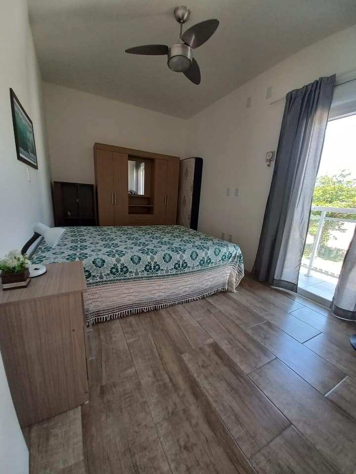 ห้องสวีท 2 พร้อมระเบียงหน้าบ้านวิวภูเขาและพัดลม  เตียงคู่ฟูกนอนเตียงเดี่ยว