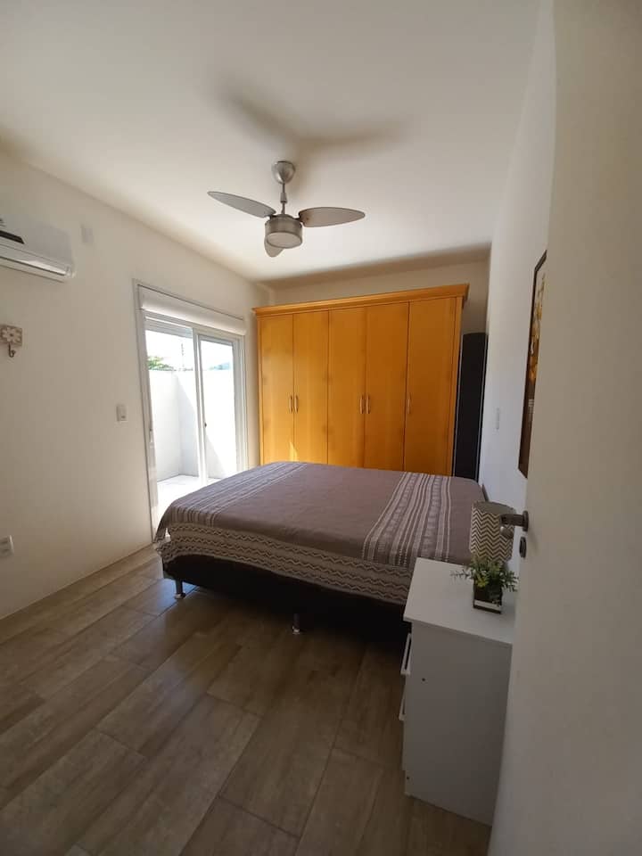 ห้องสวีท 1 พร้อมระเบียงเครื่องปรับอากาศและพัดลม  เตียงคู่ฟูกนอนเตียงเดี่ยว 