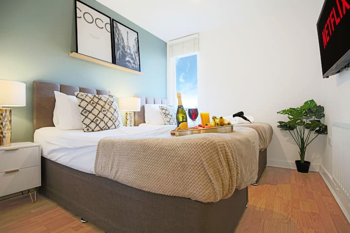 Ang silid - tulugan ay may built - in na aparador, smart TV (na may subscription sa Netflix), at komportableng zip - link na higaan na isinaayos bilang dalawang solong higaan bilang default o maaaring i - zip nang magkasama para bumuo ng king - size na higaan kapag hiniling