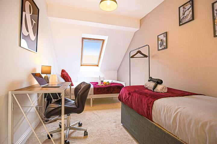 La chambre 4 dispose d'un lit double confortable et d'un lit simple. Vous y trouverez également un bureau dans la chambre. 