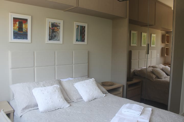 Აპარტამენტი ორადგილიანი საწოლით. Აპარტამენტში არის კონდიციონერი, სამუშაო მაგიდა და გარდერობი.