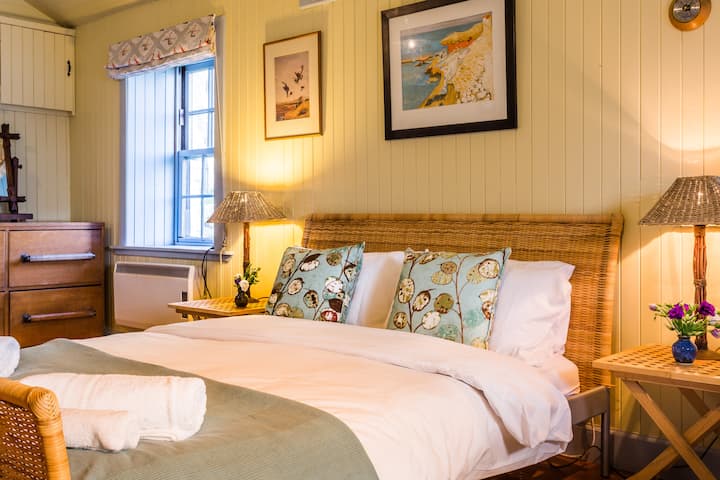 Отделна прилежаща спалня с голямо двойно легло, единично и двуетажно легло