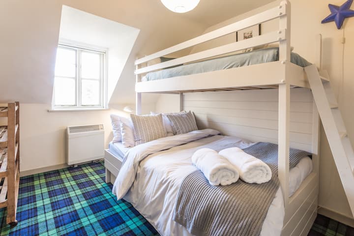 Двойна и единична спалня с изглед към морето