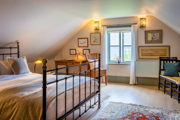 Основна спалня с двойно легло king size, изглед към морето и собствено стълбище