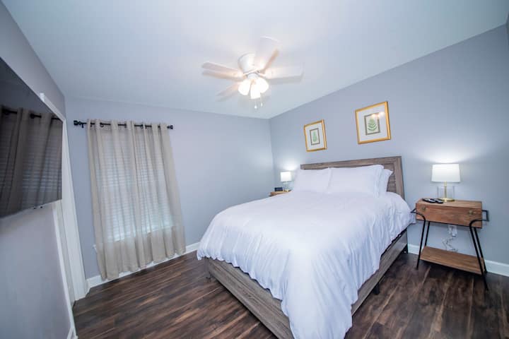 Slaapkamer 2 - queensize bed en inloopkast