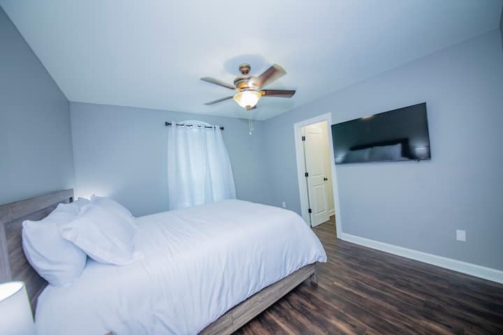 Slaapkamer 1 - queensize bed en inloopkast