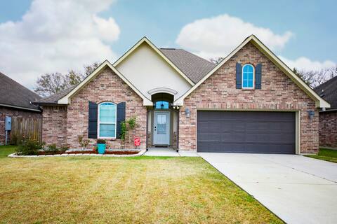 Family Friendly 3 Bedroom Home with Fenced Yard