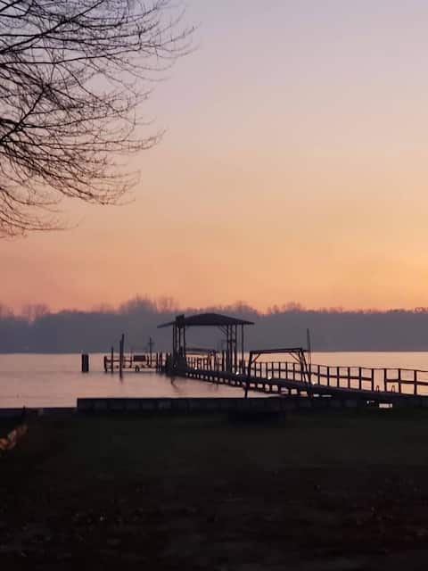 Waterfront 2 bedroom sleeps 4 private residence