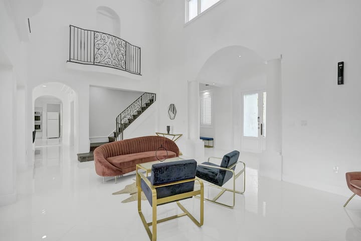 8500sf Intracoastal Mansion/Cinema/Dock/Pool gallery image 3