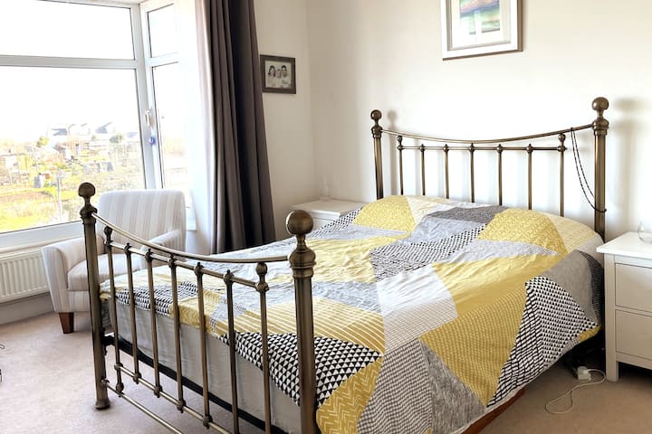 ห้องนอนใหญ่ขนาดใหญ่พร้อมวิวที่งดงามเหนืออ่าว 