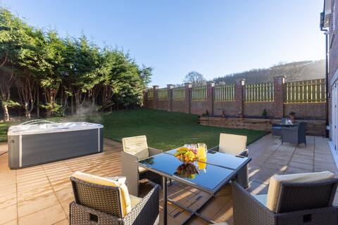 Luxury Holiday Rental with Hot Tub!