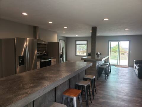 Beautiful 7-bedroom house. Private country feel!